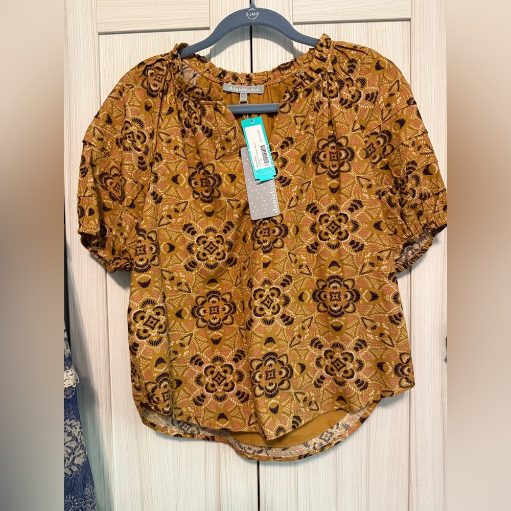 Floral Patterned Mustard Top. Daniel Rainn. 
SIZE XS NEW WITH TAGS